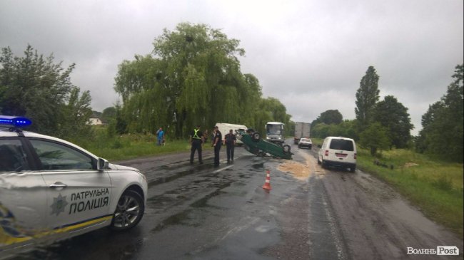 Аварія на Волині: «Жигуль»  перекинувся на дах 