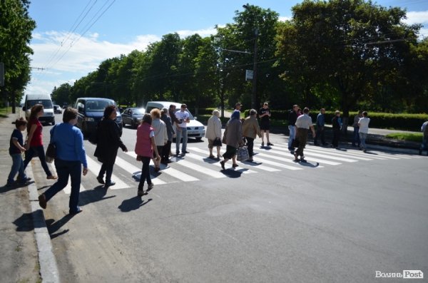 Обурені мешканці обваленого будинку перекрили дорогу. ФОТО