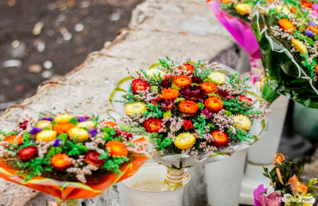 Сердечково-квітковий бум на День Валентина у центрі Луцька. ФОТО