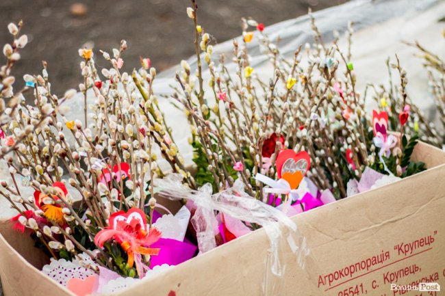 Сердечково-квітковий бум на День Валентина у центрі Луцька. ФОТО