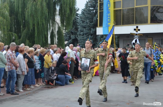 «Востаннє для тебе: слава Україні!»: Луцьк попрощався з Георгієм Ольховським. ФОТО