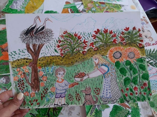 Бабуся з Волині у свої 93 роки створює яскраві малюнки 