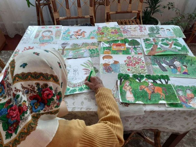 Бабуся з Волині у свої 93 роки створює яскраві малюнки 