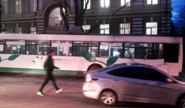 Обрив на лінії паралізував рух тролейбусів у центрі Луцька