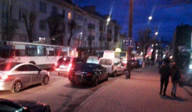 Обрив на лінії паралізував рух тролейбусів у центрі Луцька