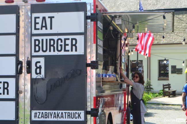 У замку Любарта стартував Lutsk Food Fest: що і за скільки пропонують скуштувати. ФОТО