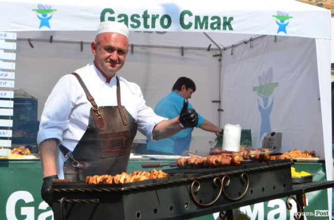 У замку Любарта стартував Lutsk Food Fest: що і за скільки пропонують скуштувати. ФОТО