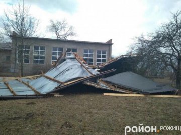 Під час негоди зірвало покрівлю: волинський суд зобов'язав підприємство відремонтувати дах у школі