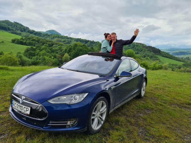 У Луцьку відкривають сервіс з продажу електрокарів «Любе Авто». Тест-драйв Tesla*