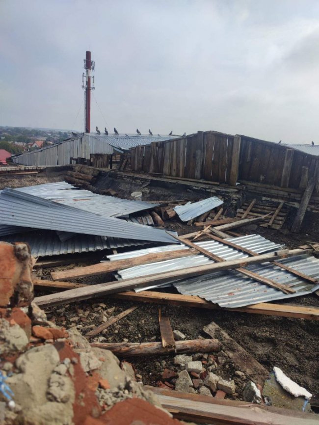 На Волині вітер зірвав дах на багатоквартирних будинках та пошкодив авто