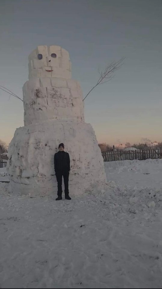 Одинадцятикласник з Волині тиждень «мурував» велетенського сніговика