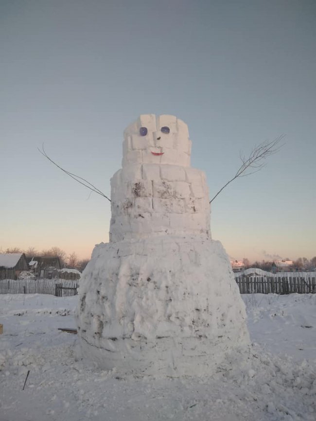 Одинадцятикласник з Волині тиждень «мурував» велетенського сніговика