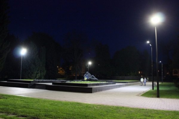 У Луцьку на Меморіалі з'явилось сучасне освітлення. ФОТО