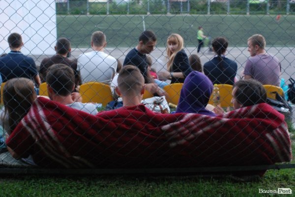 У Луцьку відкрили сезон нічного кіно просто неба. ФОТО