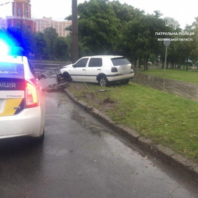 У Луцьку п'яний водій після аварії покинув розтрощену автівку та втік. ФОТО