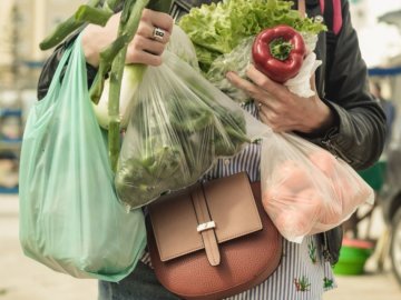 Лучани можуть поскаржитися на продавців на ринках за розповсюдження безкоштовних пакетів