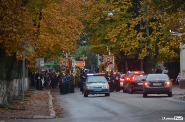 Священнослужителі пронесли через центр Луцька церковні святині. ФОТО