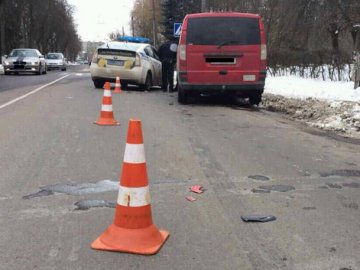 У Луцьку під колеса авто потрапила неповнолітня, дівчина – в реанімації. ФОТО