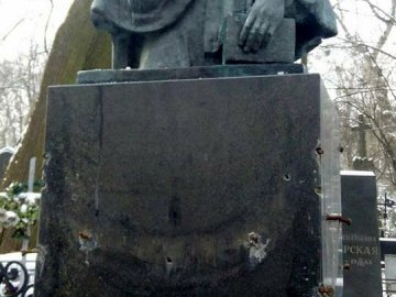 У Києві вандали понищили пам'ятник Лесі Українці
