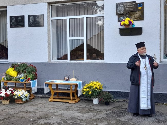 На фасаді волинського ліцею встановили меморіальну дошку загиблим Героям. ФОТО