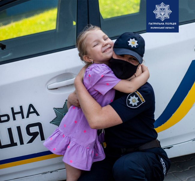 Мріє стати поліцейською: луцькі патрульні зробили сюрприз 4-річній дівчинці. ФОТО