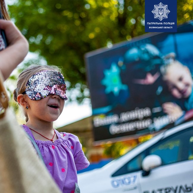 Мріє стати поліцейською: луцькі патрульні зробили сюрприз 4-річній дівчинці. ФОТО