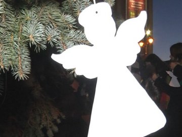 У центрі Луцька розвісили сотню ангеликів. ВІДЕО