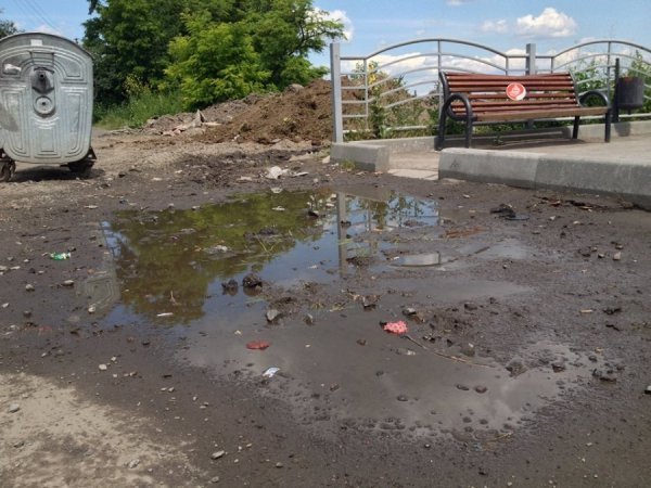 У Луцьку біля оглядового майданчика накидали купу землі