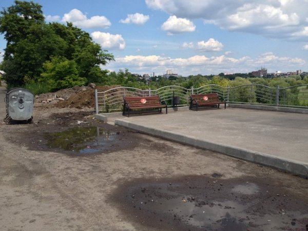 У Луцьку біля оглядового майданчика накидали купу землі