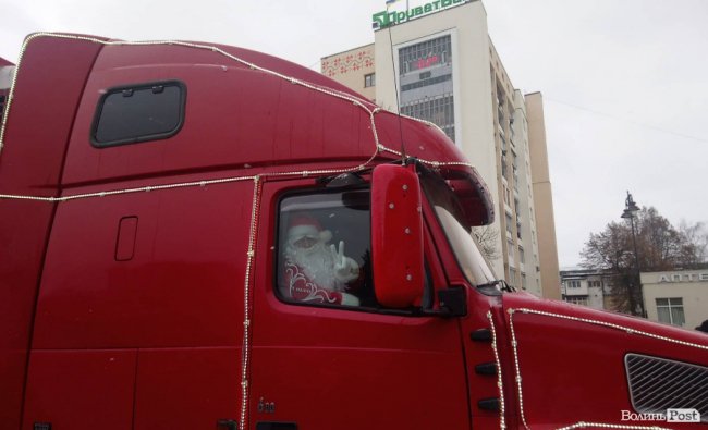 Новорічна вантажівка «Coca-Cola» – у Луцьку. ФОТО