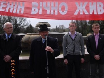 Новини з минулого. Палаючі автівки та день народження «вождя»