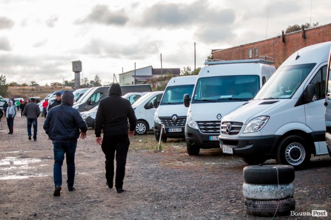 Від і до: скільки коштують машини на луцькому авторинку. ФОТО