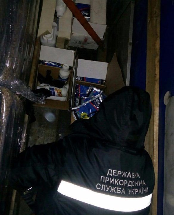 Волинські прикордонники затримали чоловіка з контрабандною «хімією»
