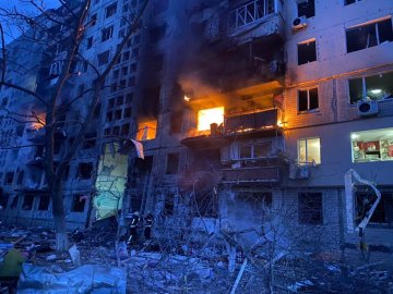 У багатоповерхівку в Києві влучив артилерійський снаряд