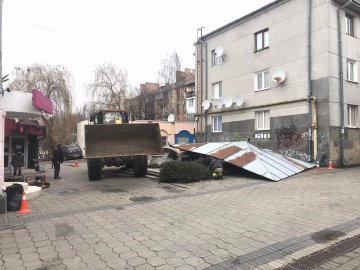 У центрі Луцька знесли зону для відпочинку, яка перебувала у жахливому стані. ВІДЕО