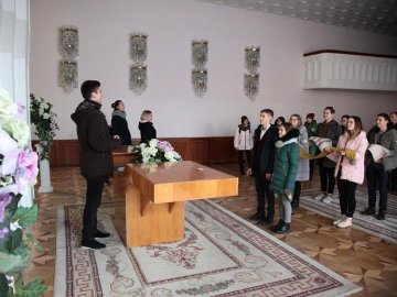 У Луцьку «одружилася» пара школярів. ФОТО