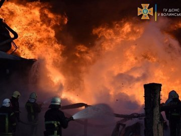 Пожежу на нафтобазі у Луцьку гасили півтори доби