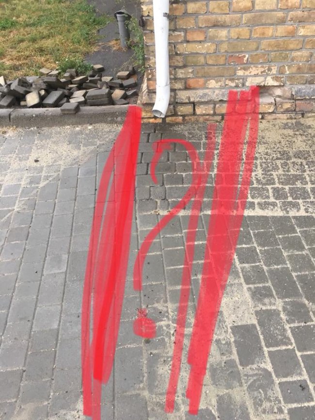 У місті на Волині «забули» про водовідведення під час ремонту тротуару. ФОТО
