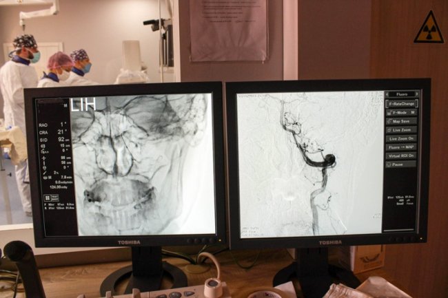 На Волині медики провели складну операцію чоловіку, який впав з висоти. ФОТО