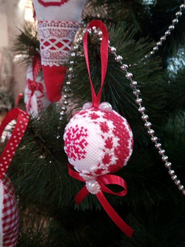 Волинська майстриня створює унікальні новорічні прикраси. ФОТО