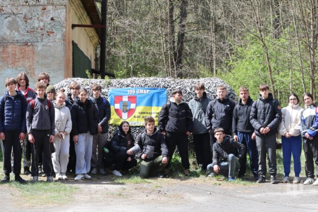 Волинські школярі долали смугу перешкод, літали дроном і знайомилися зі зброєю. ФОТО