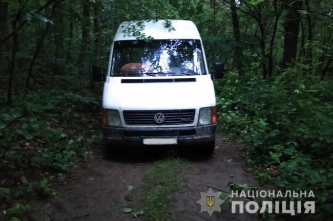 На Волині затримали бус з дубовими колодами
