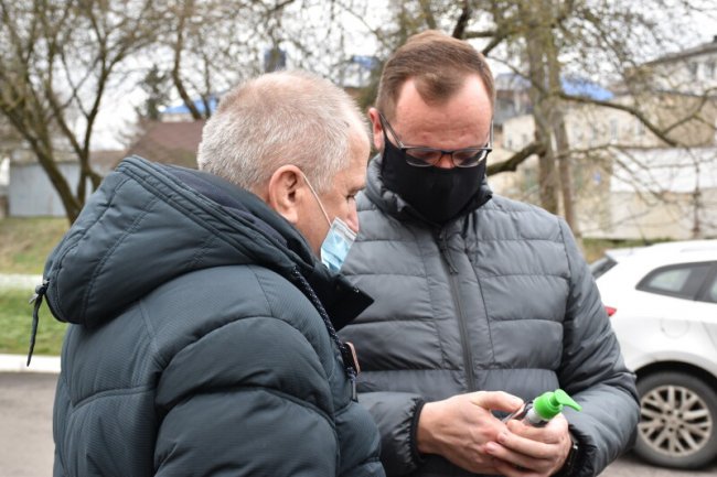 Медикам «швидкої» у Луцьку передали тисячу банок антисептика