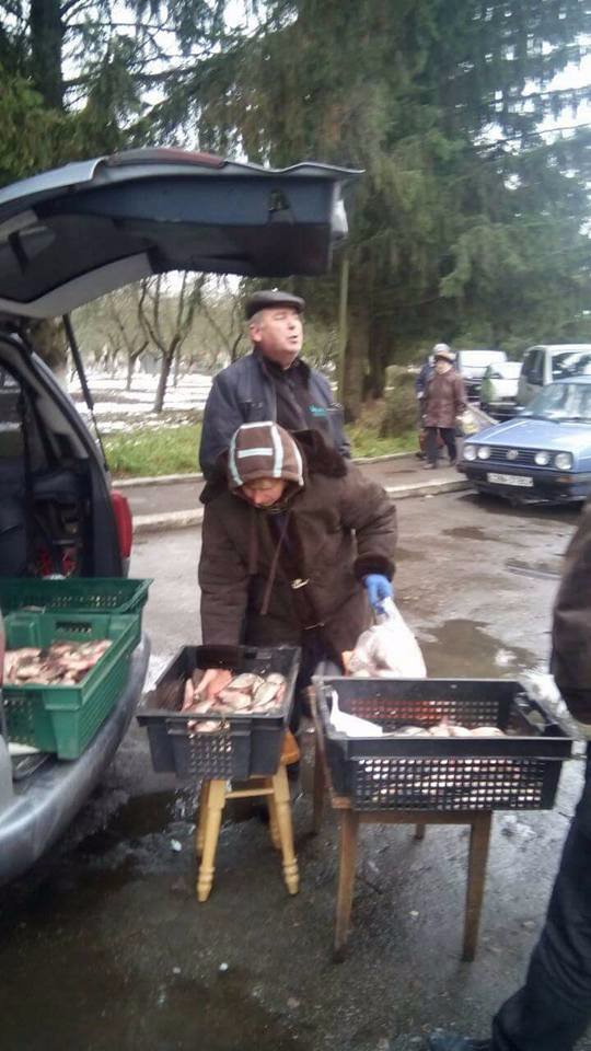 На подвір'ї госпіталю в Луцьку торгували рибою сумнівної якості