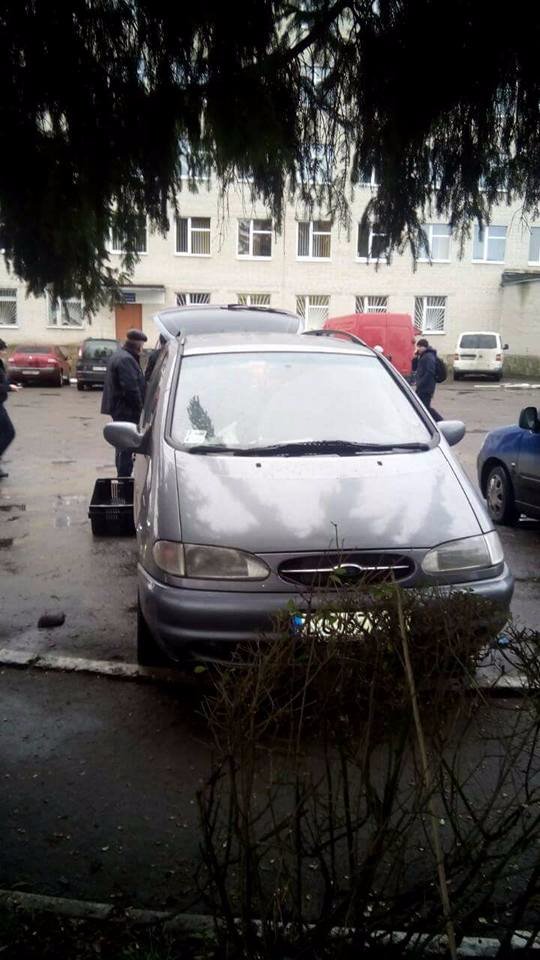 На подвір'ї госпіталю в Луцьку торгували рибою сумнівної якості