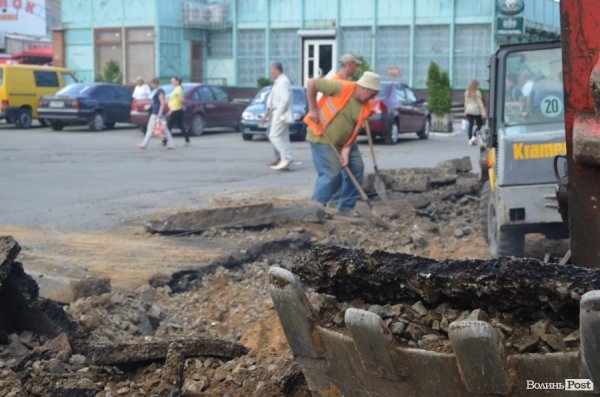 Мир клумбам, війна кіоскам: у Луцьку кардинально змінюють Привокзальну площу