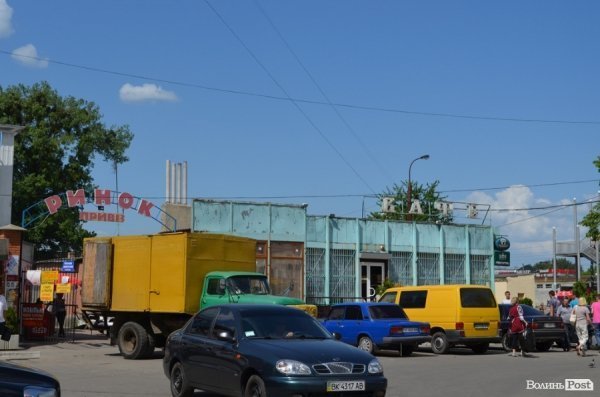 Мир клумбам, війна кіоскам: у Луцьку кардинально змінюють Привокзальну площу