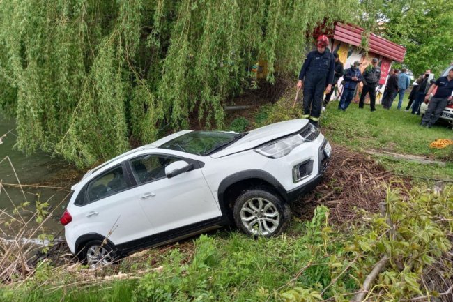 У Луцьку автомобіль опинився у ставку. ВІДЕО