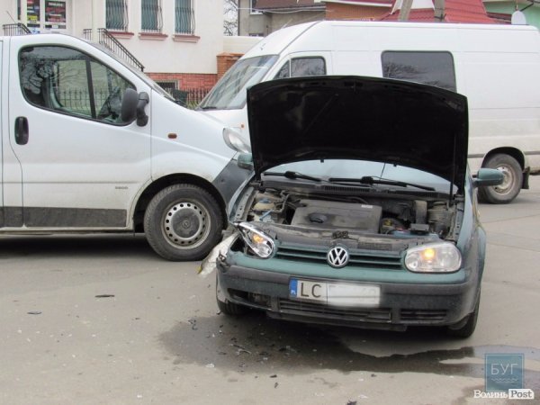 Два автомобілі не поділили дороги: ДТП у Володимирі-Волинському. ФОТО