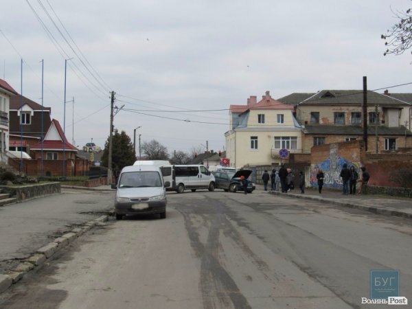 Два автомобілі не поділили дороги: ДТП у Володимирі-Волинському. ФОТО